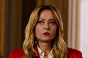 The US Navy boards an Iranian ship, there is a stalemate on the ceasefire: Meloni wants to send two minesweepers