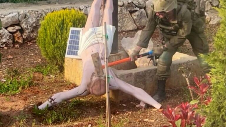 Israeli soldier hammers a statue of Jesus in Lebanon, the IDF: "Let's investigate"