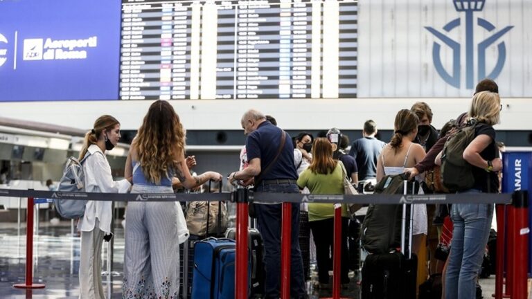 The paradox of some flights with the fuel crisis. Prices collapse: 250 euros to go to the Maldives, to Sharm el-Sheikh with 38 euros