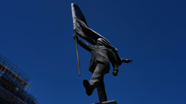 The Banksy statue appeared in Waterloo Place in London (Photo LaPresse)