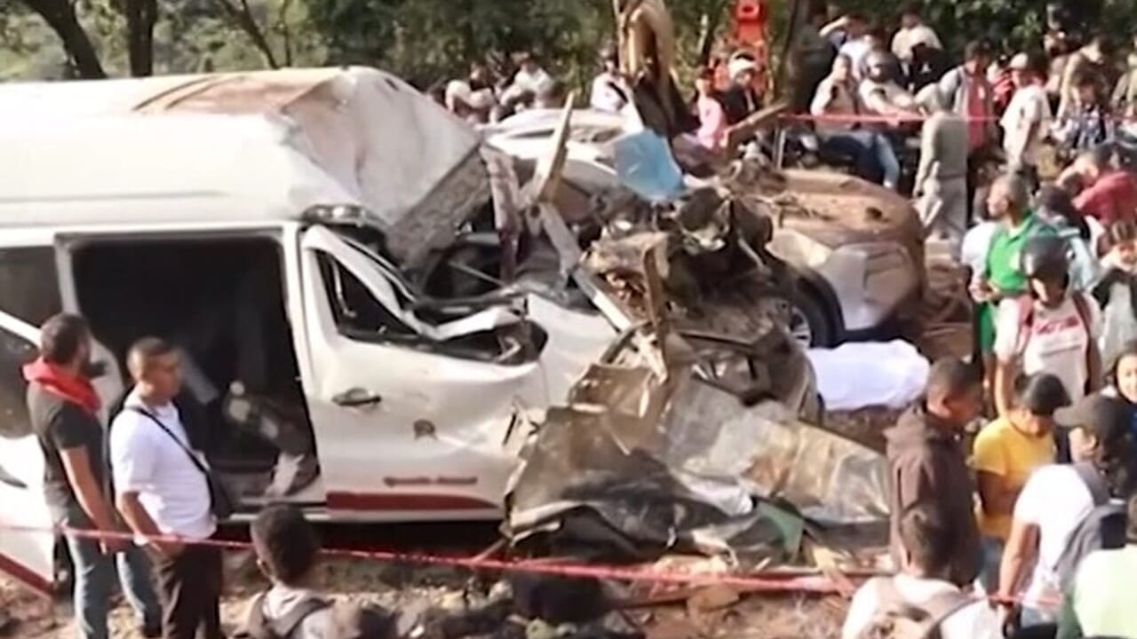 Bomb explodes as a bus passes by: massacre in Colombia