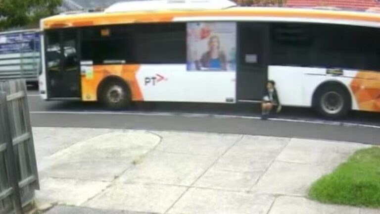 Boy gets stuck in bus doors: dragged 350 meters, driver fired