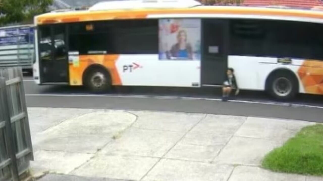 Boy gets stuck in bus doors: dragged 350 meters, driver fired