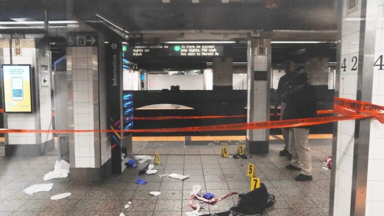 He stabs passers-by with a machete at the New York station: three seriously injured. The police kill the attacker