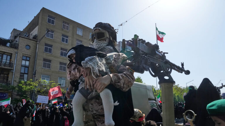 Iran returns to close the Strait of Hormuz: shots fired at three ships, very high tension with the USA