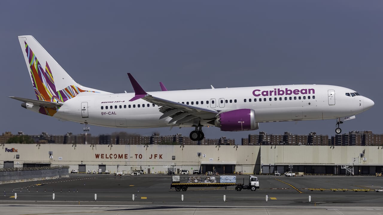She gives birth on a flight between Jamaica and the United States: the newborn's citizenship becomes a "case"