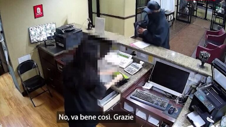 The Kind Thief: Robs the hotel and thanks the receptionist