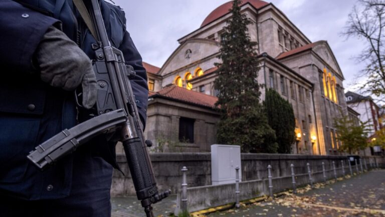 The shadow of Iran behind the attacks in Europe: fires, bombs and hired criminals on social media