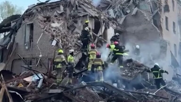 Ukraine, Russian raids in various areas: dozens dead and injured, digging through the rubble