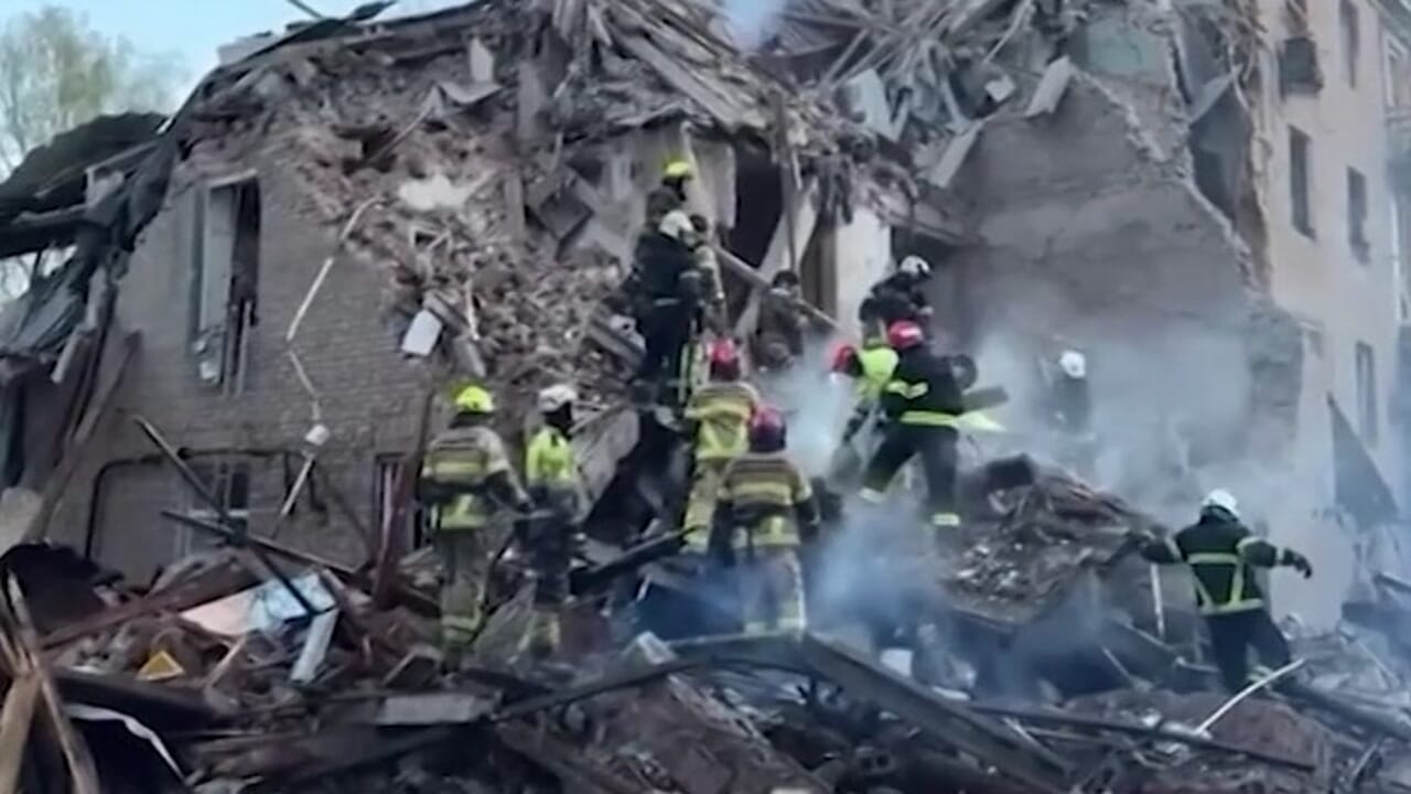 Ukraine, Russian raids in various areas: dozens dead and injured, digging through the rubble