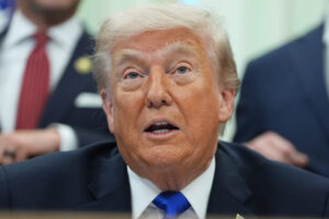 Trump relaunches the trade war against Europe: “I will increase tariffs on cars and trucks”. Brussels: “We will respond”
