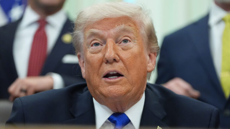 Trump relaunches the trade war against Europe: "I will increase tariffs on cars and trucks". Brussels: "We will respond"