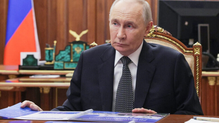 Russia announces truce in Ukraine, Zelensky's envoys to Miami to reopen negotiations while Europe opens to dialogue with Putin