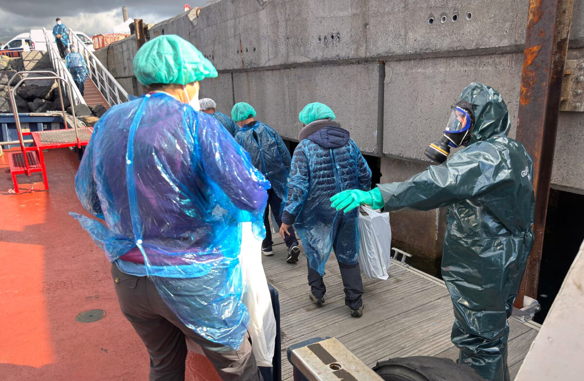 The evacuation of passengers from the MV Hondius. Photo LaPresse