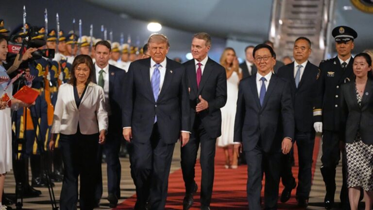 Trump welcomed with the red carpet in China, but Xi Jinping warns him: "Risk of conflict if Taiwan is mismanaged"