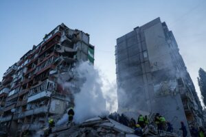 Russian attack with missiles and drones on Kiev: “Civilians under the rubble of a building”