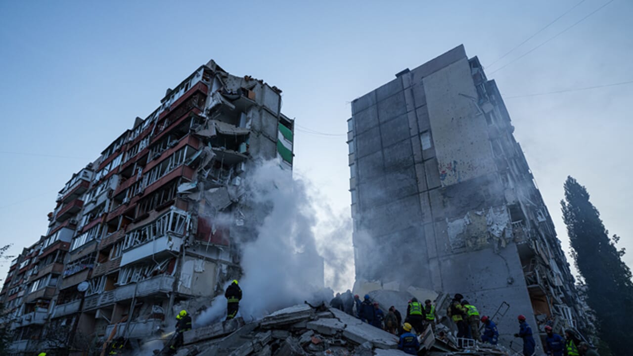 Russian attack with missiles and drones on Kiev: "Civilians under the rubble of a building"