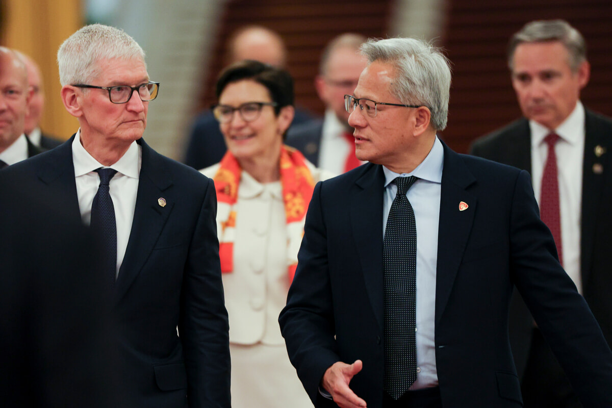 Jensen Huang with Tim Cook Lapresse