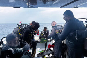 A diver who was looking for the bodies of the 4 Italians in the Maldives has died