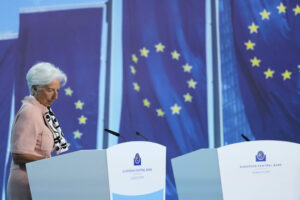 ECB and Fed leave rates unchanged, but the energy shock threatens the recovery. Lagarde admits: “We considered an increase”