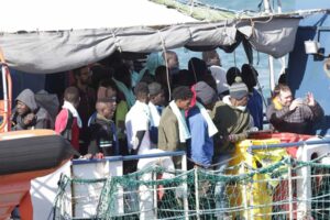 Gunfire on the Sea-Watch 5 with 90 migrants: “The Libyan Coast Guard attacks us with the patrol boat donated by Italy”