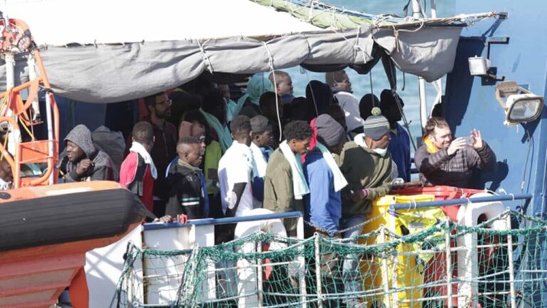 Gunfire on the Sea-Watch 5 with 90 migrants: "The Libyan Coast Guard attacks us with the patrol boat donated by Italy"