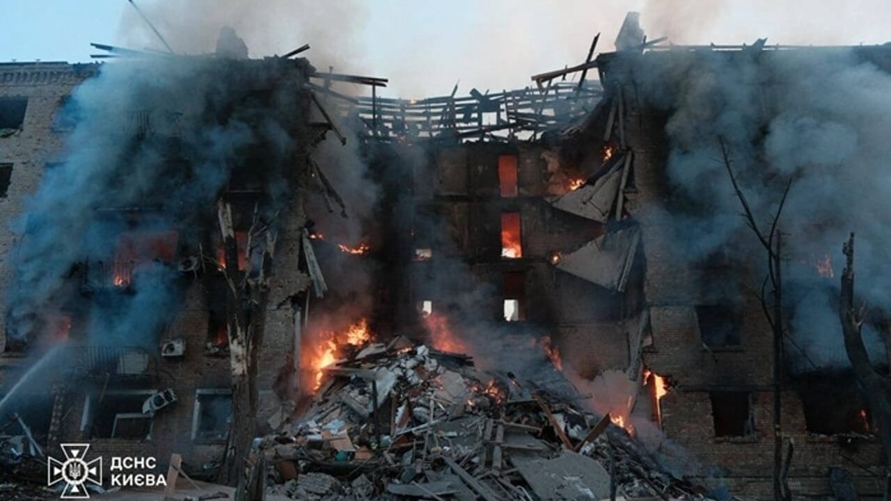 Massive Russian attack on Kiev, a school also hit: "Oreshnik supermissile launched"