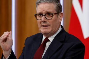 Political earthquake in Great Britain: three ministers resign, demanding a step back from Starmer (who challenges Labour)