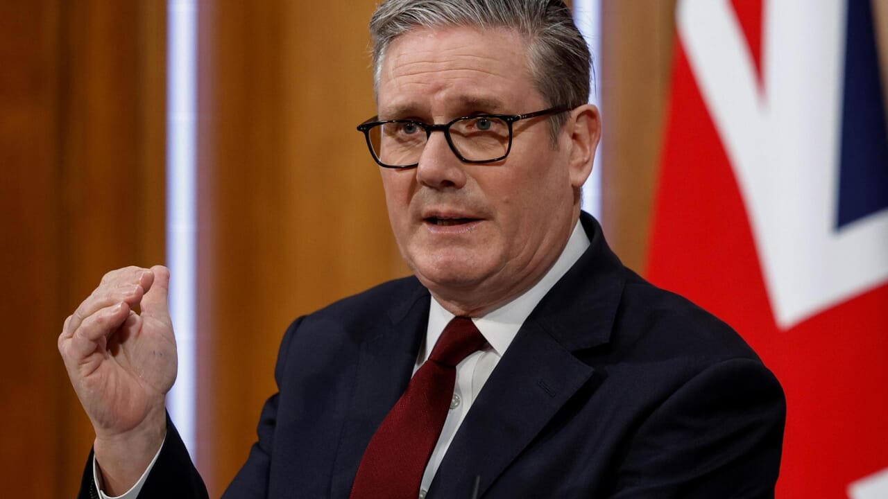 Political earthquake in Great Britain: three ministers resign, demanding a step back from Starmer (who challenges Labour)