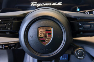 Porsche closes three branches and cuts 500 jobs: losses of 923 million