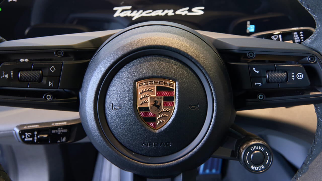 Porsche closes three branches and cuts 500 jobs: losses of 923 million