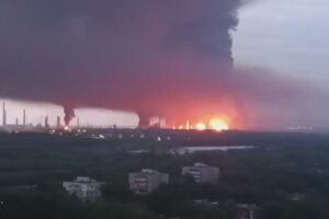 Rain of drones on Russia: one of the largest oil refineries hit after the massacre of children in Kiev