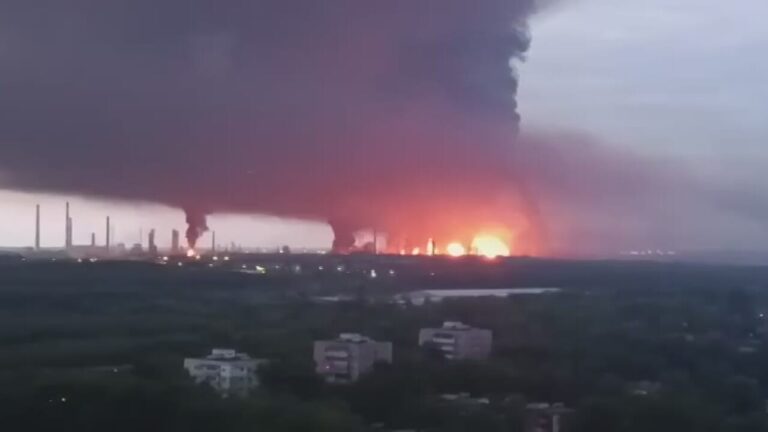 Rain of drones on Russia: one of the largest oil refineries hit after the massacre of children in Kiev
