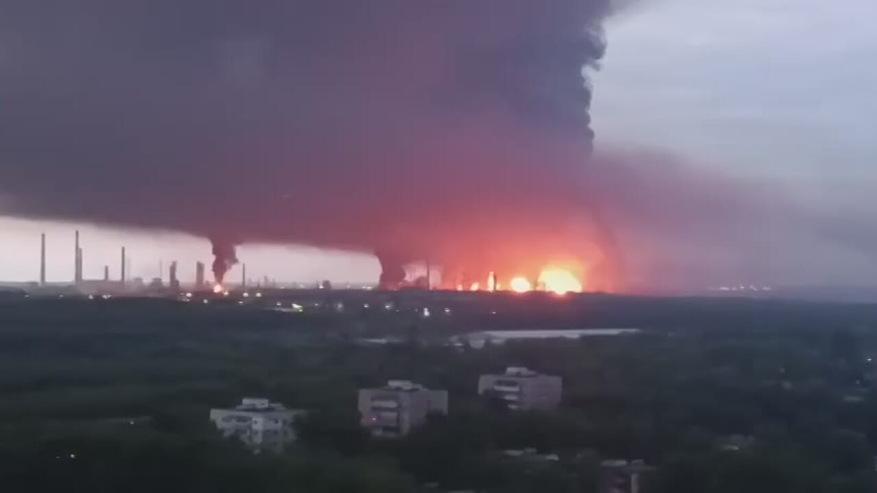 Rain of drones on Russia: one of the largest oil refineries hit after the massacre of children in Kiev