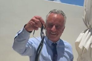 Robert Kennedy jr grabs two snakes with his bare hands and is bitten: the video