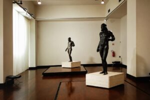 The Riace bronzes and the “brothers” still at the bottom of the sea: what happened
