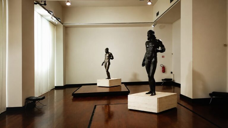 The Riace bronzes and the "brothers" still at the bottom of the sea: what happened