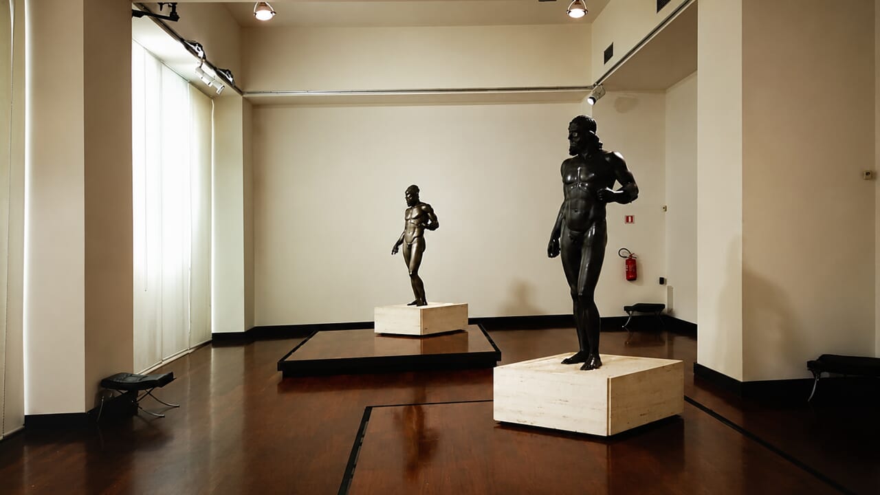 The Riace bronzes and the "brothers" still at the bottom of the sea: what happened