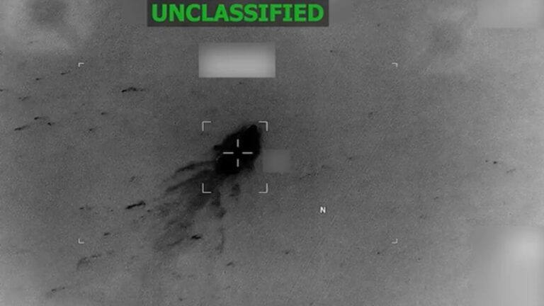 The US army attacks a boat in the Pacific (and publishes the video): "It was transporting narcotics"
