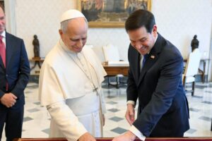 The face to face between the Pope and Rubio in the Vatican amidst winds of war and an unexpected gift