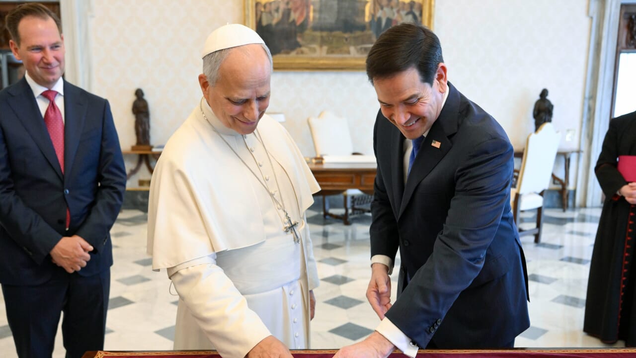 The face to face between the Pope and Rubio in the Vatican amidst winds of war and an unexpected gift