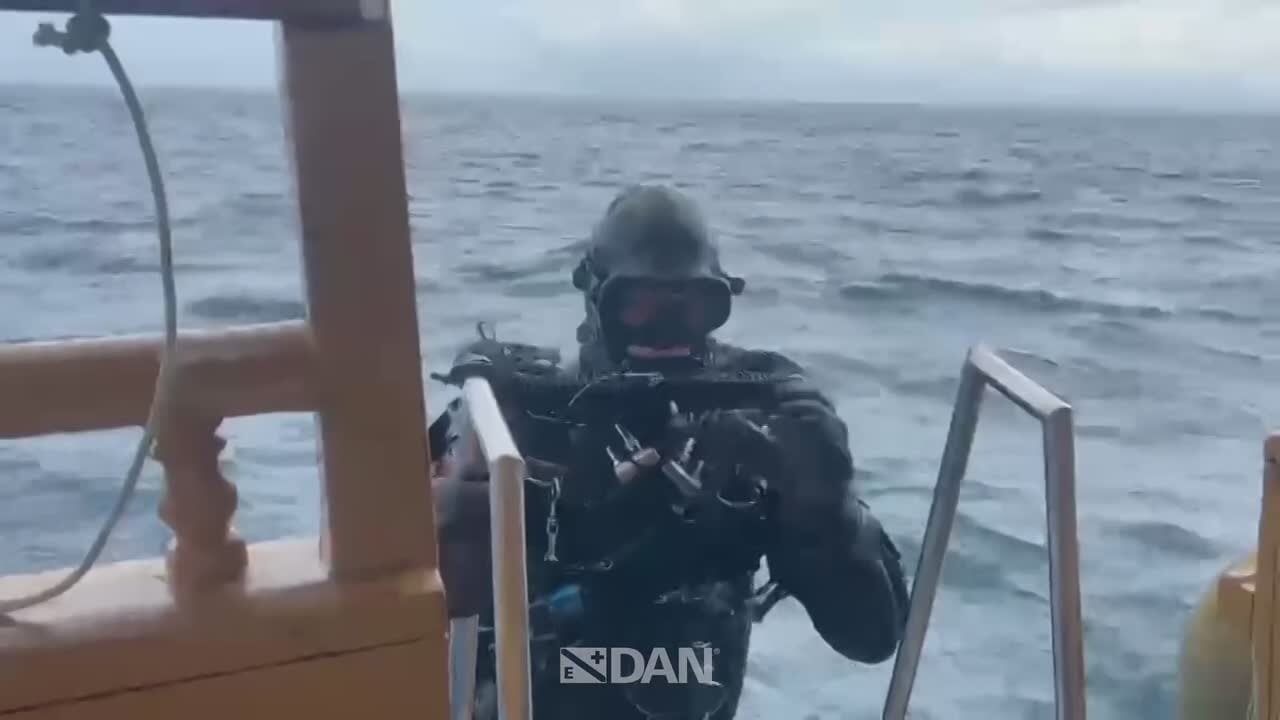 The team of experts resurfaces after recovering the dead Italian divers in the Maldives - The video