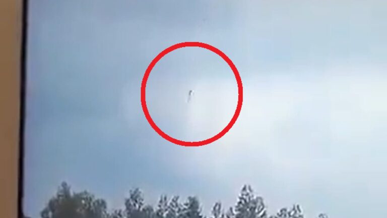 The yellow of the crashed flight MU5735, 132 passengers killed: "Crashed by one of the pilots"