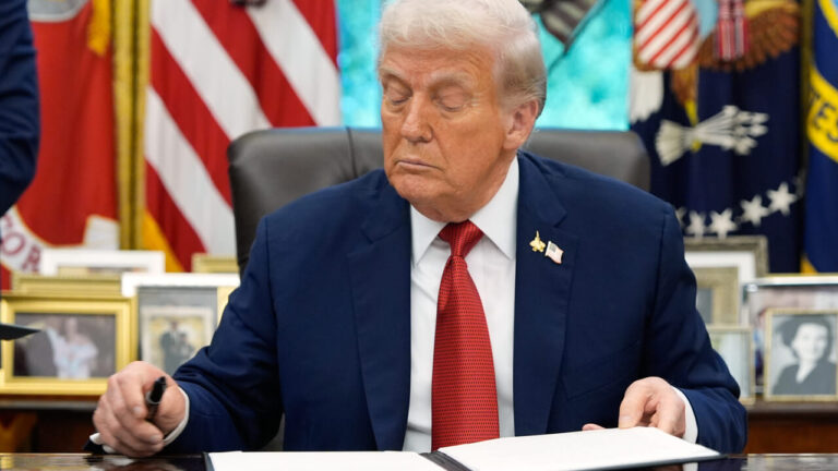 Trump threatens Iran, but then negotiates and announces: "Let's free the ships from Hormuz." How the Project Freedom mission works