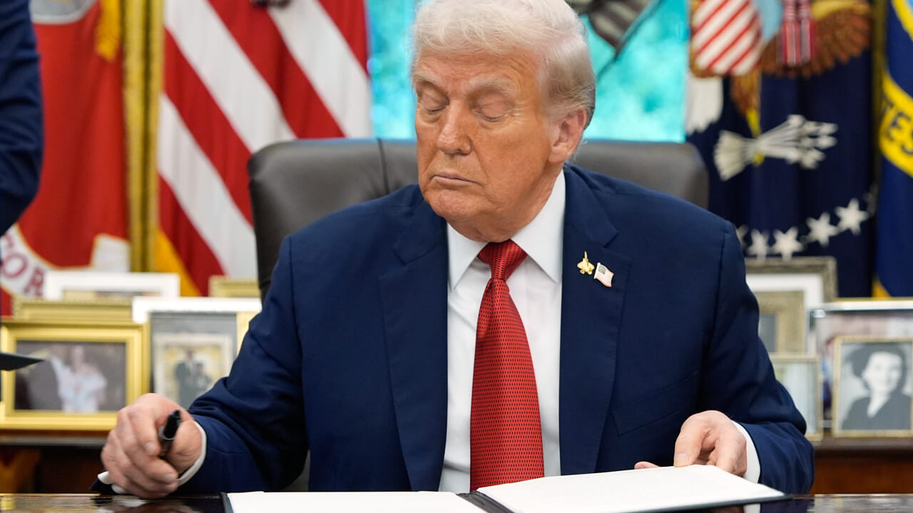 Trump threatens Iran, but then negotiates and announces: "Let's free the ships from Hormuz." How the Project Freedom mission works