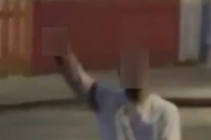 He tries to slaughter a man on the street in Belfast, the video on social media outrages public opinion. Starmer: “Repugnant”