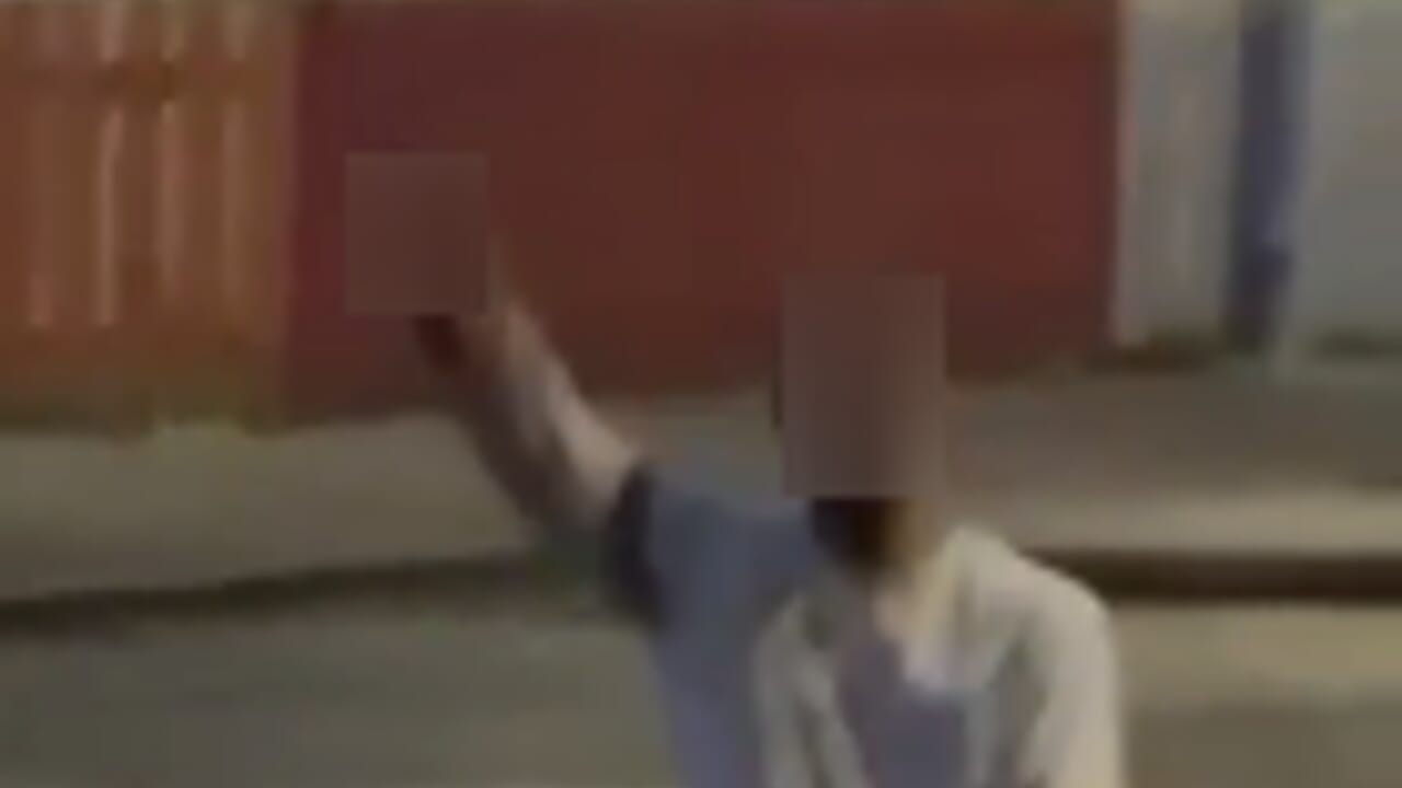 He tries to slaughter a man on the street in Belfast, the video on social media outrages public opinion. Starmer: "Repugnant"