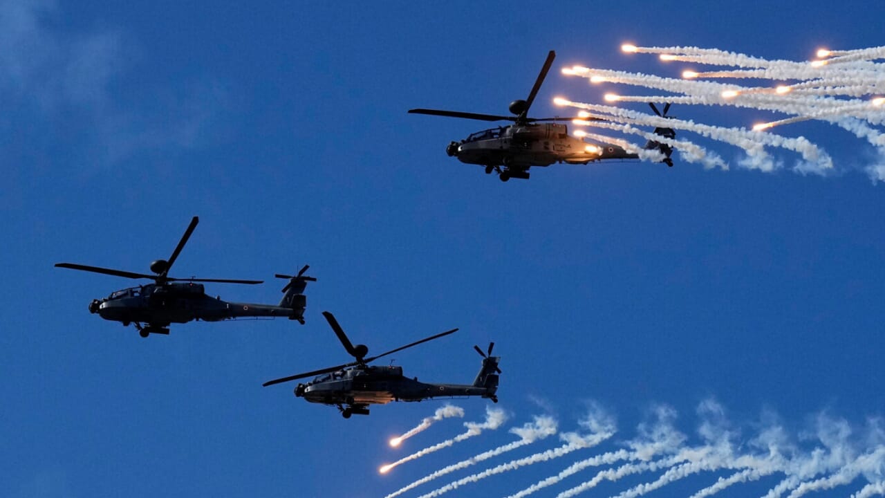 "Tehran shot down one of our Apache helicopters": the United States bombs Iran (which responds)