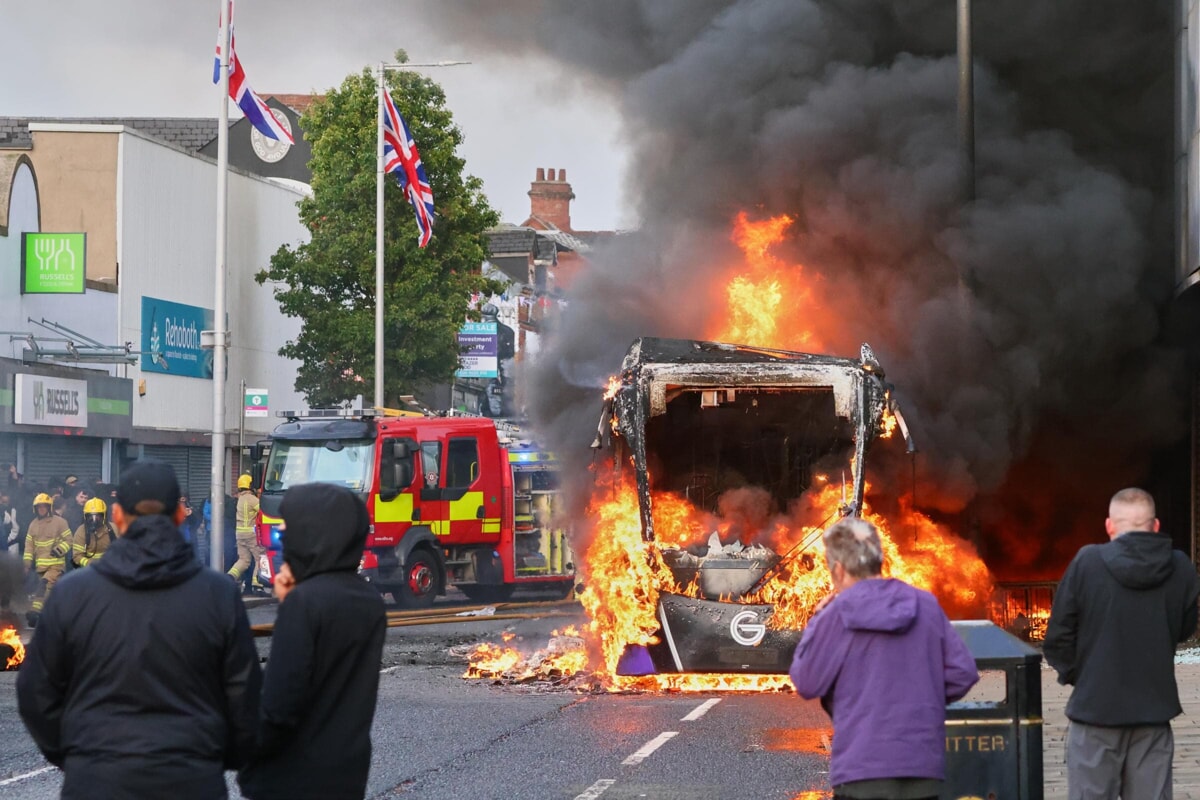 A bus set on fire during protests in Belfast. Photo LaPresse A bus set on fire during protests in Belfast. Photo LaPresse