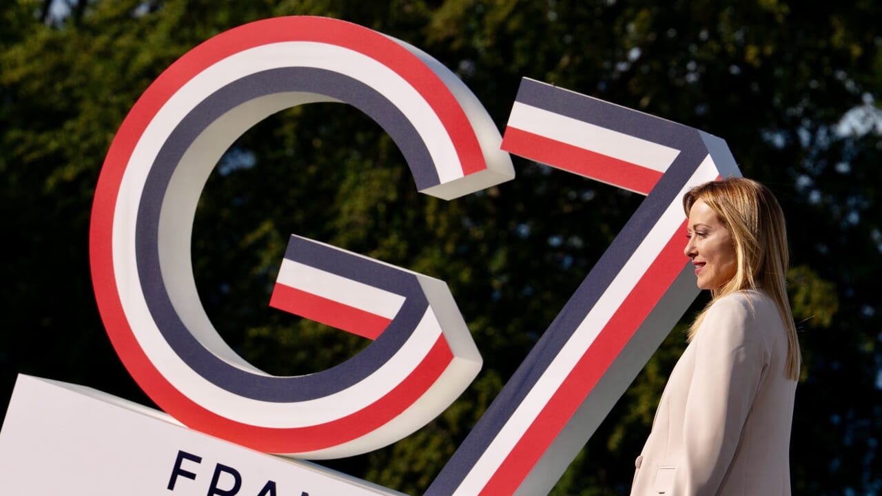 Meloni arrives at the G7 in France, ready to support the United States with Macron "special friend" of Trump